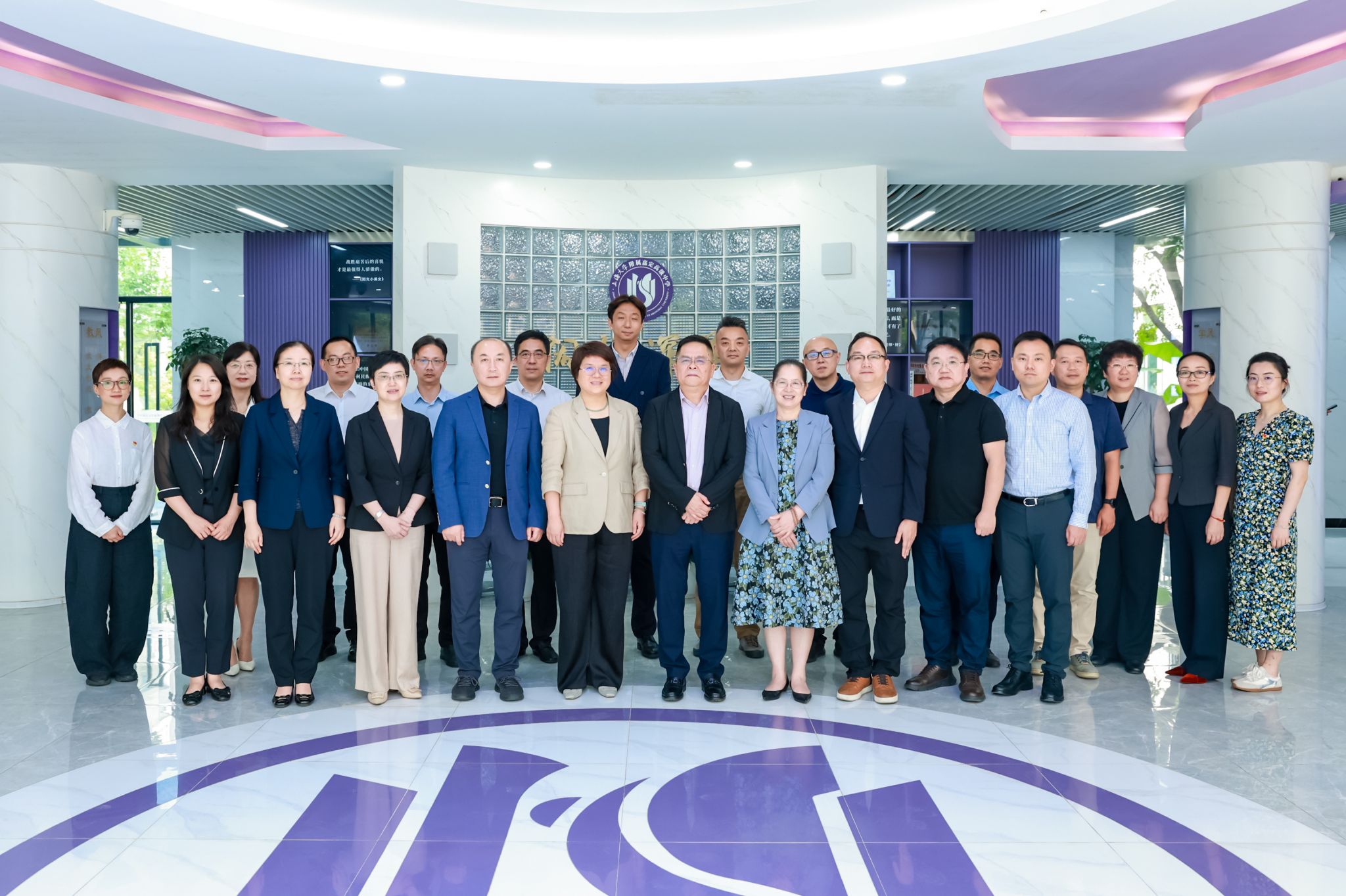 上海大学嘉定基础教育集团签约仪式（合影）.jpeg